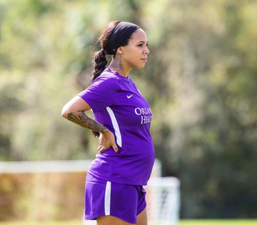 pregnant sydney leroux returns training