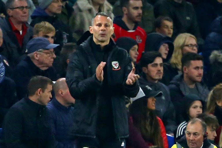 ryan giggs backs solskjaer stay united