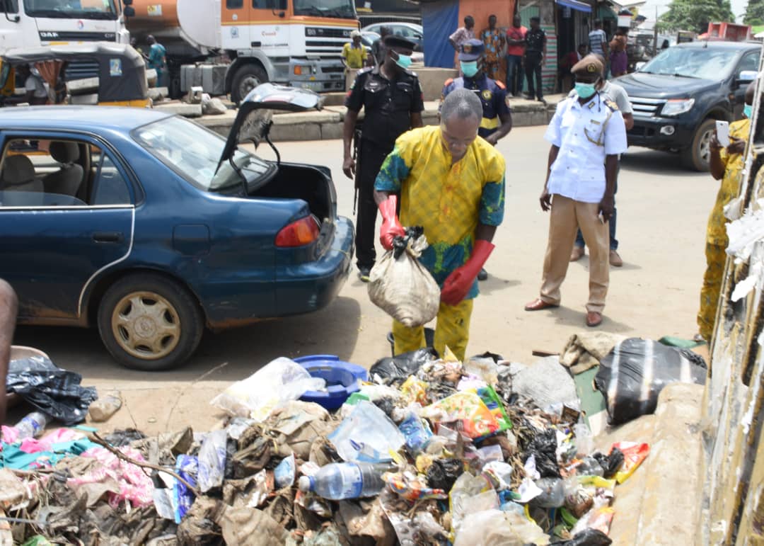 man packs refuse into car