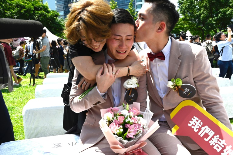 taiwan holds first gay marriages