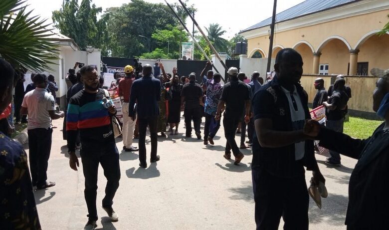 protesters block edo government house