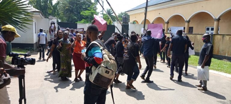 protesters block edo government house5